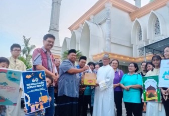 Umat Gereja Katolik Hati Kudus Yesus Sukoharjo Berbagi Takjil 