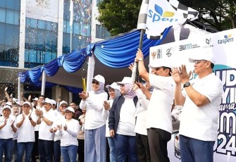 Komisaris Utama TASPEN Suhardi Alius melepas keberangkatan 720 peserta mudik asyik bersama BUMN di Jakarta, Jum'at (5/4)