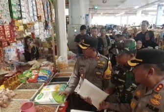 Dandim 0805/Ngawi Letkol Arm Didik Kurniawan cek harga bapok di pasar 
