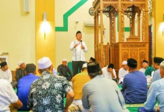Ansar Ahmad Serukan Istiqomah Dalam Beribadah Saat Tarawih di Masjid Amanaul Ummah Batam 