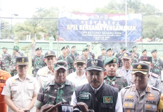 Dandim 0805/Ngawi Letkol Arm Didik Kurniawan saat mendampingi Bupati Ngawi memberikan keterangan pers, Selasa (9/4)