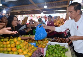 Presiden Joko Widodo mengunjungi Pasar Buah Berastagi di Kabupaten Karo, Provinsi Sumatra Utara, pada Sabtu, 13 April 2024.