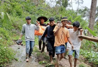Evakuasi korban tanah longsor di Kabupaten Tana Toraja, Provinsi Sulawesi Selatan, Minggu (14/4).