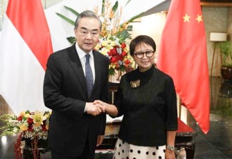 Menlu Retno Marsudi bersama Menlu Tiongkok Wang Yi di Jakarta, Kamis (18/4)