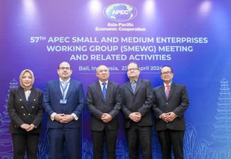 MenkopUKM Teten Masduki foto bersama di 57th APEC SMEWG