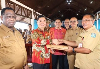 Dirjen Dukcapil Teguh Setyabudi menyerahkan blangko KTP-el ke Kadis Dukcapil Kabupaten Sorong Edi Siswanto, Selasa (23/4)