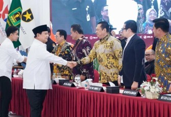 Ketua MPR RI Bambang Soesatyo memberikan ucapan selamat Prabowo Subianto di KPU Jakarta, Rabu (24/4)