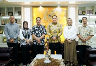 Ketua MPR RI Bambang Soesatyo foto bersama tim produksi film anak kolong di Jakarta, Rabu (24/4)