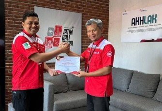 Head of Regional Jawa Timur Bali Nusa Tenggara (Nusra) Arief Wibisono (kanan) melakukan penyerahan apresiasi kepada Warrior Telkom Akses Wahyu Sugiharto (kiri) yang viral di media sosial beberapa waktu lalu.