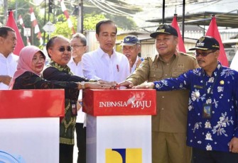 Presiden Joko Widodo saat meresmikan ruas jalan Inpres daerah