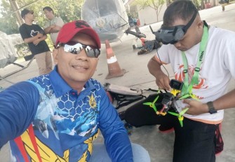 Arif Abdillah saat mempersiapkan drone dalam ajang Liga Nasional F9U Drone Race di Puspenerbal Juanda Surabaya 