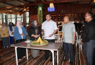 Pangkoarmada III Laksda TNI Hersan saat pemotongan tumpeng syukuran pembukaan resto & cafe artikulasi 