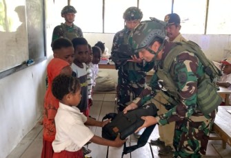 Prajurit Buaya Putih berikan perlengkapan sekolah