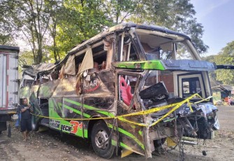 Bus Trans Putera Fajar lakalantas membawa pelajar SMK Lingga Kencana Kota Depok di Ciater