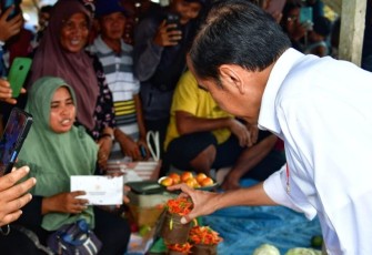 Presiden Joko Widodo meresmikan pelaksanaan Instruksi Presiden (Inpres) Jalan Daerah di Kabupaten Muna Barat, Provinsi Sulawesi Tenggara pada Senin, 13 Mei 2024.