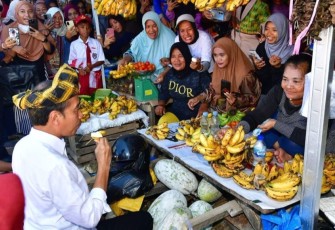 Presiden Joko Widodo mengunjungi Kompleks Pergudangan Bulog Laende di Kabupaten Muna, Provinsi Sulawesi Tenggara pada Senin, 13 Mei 2024.