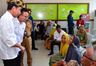 Presiden Joko Widodo melakukan peninjauan ke Rumah Sakit Umum Daerah (RSUD) dr. H.L.M. Baharuddin, M.Kes di Kabupaten Muna, Provinsi Sulawesi Tenggara pada Senin, 13 Mei 2024