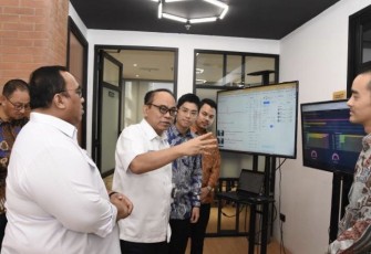 Menkominfo Budi Arie Setiadi berdialog dengan karyawan PT Ajaib Teknologi Indonesia di gedung Bursa Efektif Indonesia, Jakarta 
