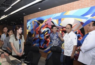 Menkominfo Budi Arie Setiadi berdialog dengan karyawan PT Ajaib Teknologi Indonesia di gedung Bursa Efektif Indonesia, Jakarta 