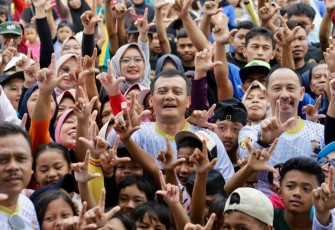 Kapolda Jateng Irjen Pol Ahmad Luthfi bersama masyarakat kabupaten Kendal, Minggu (26/5)