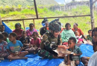 Prajurit Buaya Putih saat suapi makan anak pedalaman Papua 
