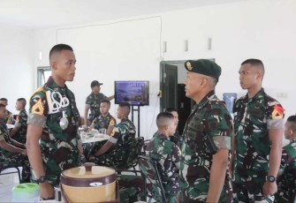 Danmenarmed 2 Kostrad Letkol Arm Siswo Budiarto saat berdialog dengan taruna muda di Yonarmed 1 Kostrad, Senin (27/5)