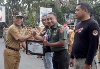 Sekda Kota Malang Erik Setyo Santoso memberikan apresiasi petembak Perbakin Kota Malang Kapten Arh Bayu Sekti Wichaksono S.T,Han, Senin (3/6)