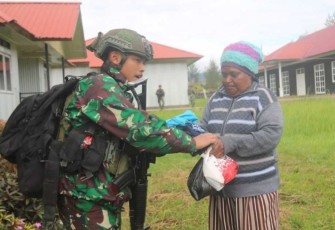 Satgas Yonif 323/BP berikan bantuan sembako mama Papua