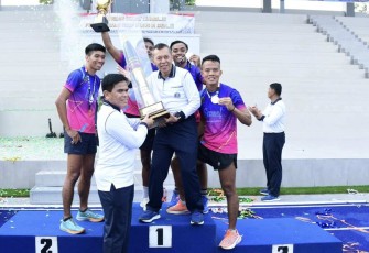 Kasal Laksamana TNI Muhammad Ali saat memberikan trophy juara 