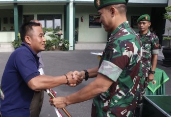 Dandim 0807/Tulungagung Letkol Czi Nooris Agus Rinanto saat penyerahan brigade alsintan