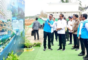 Presiden Joko Widodo melakukan peletakan batu pertama atau groundbreaking PLN HUB di Kawasan Ibu Kota Nusantara (IKN), Kabupaten Penajam Paser Utara, Provinsi Kalimantan Timur, Rabu (5/6)