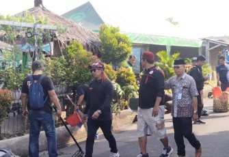 Ketua Korlap Stater bang Bharock (topi hitam) dengan Lurah Herman turun langsung pelaksanaan Jum'at bersih, Depok, (7/6)
