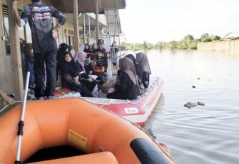 BPBD Kabupaten Tanah Bumbu melakukan evakuasi warga terdampak banjir dan pemantauan tinggi muka air, Kamis (6/6)