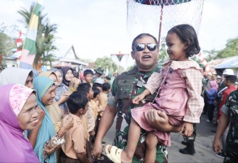 Kasad Jenderal TNI Maruli Simanjuntak menggendong anak warga usai penutupan TMMD ke-120 Kodim 1022/Tanah Bumbu di desa Karengrejo, Kabupaten Tanah Bumbu, Kalsel, Jum'at (7/6)