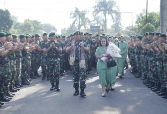 Pangdivif 2 Kostrad Mayjen TNI Anton Yuliantoro saat disambut yel-yel prajurit Yonarhanud 2 Kostrad, Rabu (12/6)