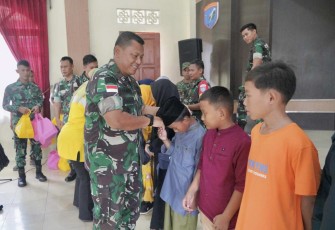 Danrem 121/Abw Brigjen TNI Luqman Arief saat memberikan bingkisan tali asih