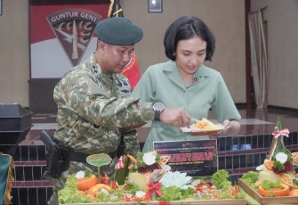 Danyonarmed 11 Kostrad Letkol Arm Gde Adhy Surya Mahendra saat syukuran HUT Ke-62 Yonarmed 11/GG/2/2/Kostrad, Kamis (27/6)