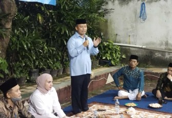 Calon Walikota Depok Supian Suri memberikan sambutan dalam silaturahmi bersama tokoh masyarakat di Kelurahan Mampang, Selasa (9/7)