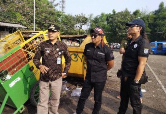 Lurah Depok Herman saat meninjau langsung kegiatan Jum'at Bersih Korlap Stater di terminal Depok, Jum'at (12/7)