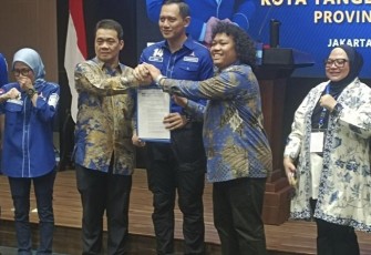 Ketua Umum Partai Demokrat Agus Harimurti Yudhoyono atau AHY menyerahkan surat rekomendasi kepada Ahmad Riza Patria dan Marshel Widianto di Pilwalkot Tangerang Selatan