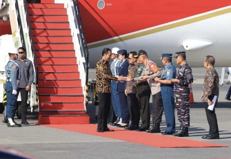 Kapolda Jatim Irjen Pol Imam Sugianto menyambut kedatangan presiden Joko Widodo 
