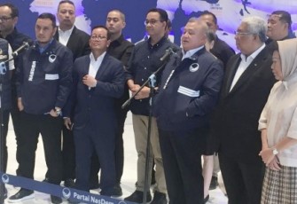 Sekjen NasDem Hermawi Taslim saat memberikan konferensi pers di Jakarta, Senin (22/7)
