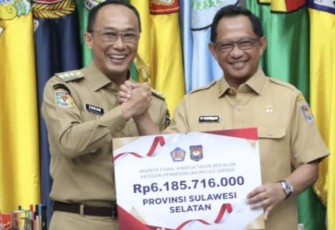 Pj Gubernur Sulbar Prof Zudan Arif Fakrulloh saat menerima intensif fiskal Kemenkeu yang diserahkan Mendagri Tito Karnavian di Jakarta, Senin (5/8)