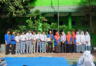 Kepala Sekolah SMK Al Razi Sinar Harapan Poto Bersama Tenaga Pengajar serta Orang Tua Siswa 