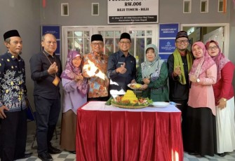 Wakil Wali Kota Depok, Imam Budi Hartono potong tumpeng saat meresmikan Posyandu Anugerah RT 01 RW 06 Kelurahan Beji Timur, Kecamatan Beji, Kamis (15/08/24).