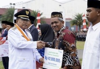 Penyerahan Klaim JKM dari BPJS Ketenagakerjaan Cabang Blitar oleh Walikota Blitar Santoso