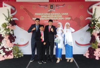 Ketua DPC Partai Demokrat Kota Blitar Rido Handoko bersama Keluarga di Acara Pelantikan Anggota DPRD Kota Blitar Periode 2024-2029 (Foto : Faisal NR / Klikwarta.com)