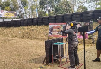Serma (K) Inggar Puspitarini Srikandi Menarmed 2 Kostrad dalam lomba menembak Materi Ladolima Challenge Standar Single Lady, Minggu (25/8)