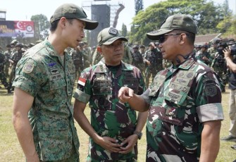 Pangdivif 2 Kostrad Mayjen TNI Anton Yuliantoro saat berkomunikasi dengan peserta Latma Safkar Indopura-36, di Salatiga, Senin (2/9)