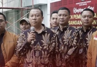 KPU dan Bawaslu Kota Depok saat proses pemeriksaan kesehatan bacalon Wali Kota dan Wakil Wali Kota Depok di RSPAD Gatot Subroto Jakarta,